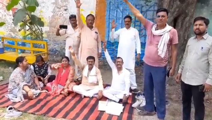 रायबरेली में जर्जर सड़क को लेकर नगर पालिका सभासदों का हल्ला बोल, ‘सभासद एकता जिंदाबाद’ के नारों से गूंजा इलाका