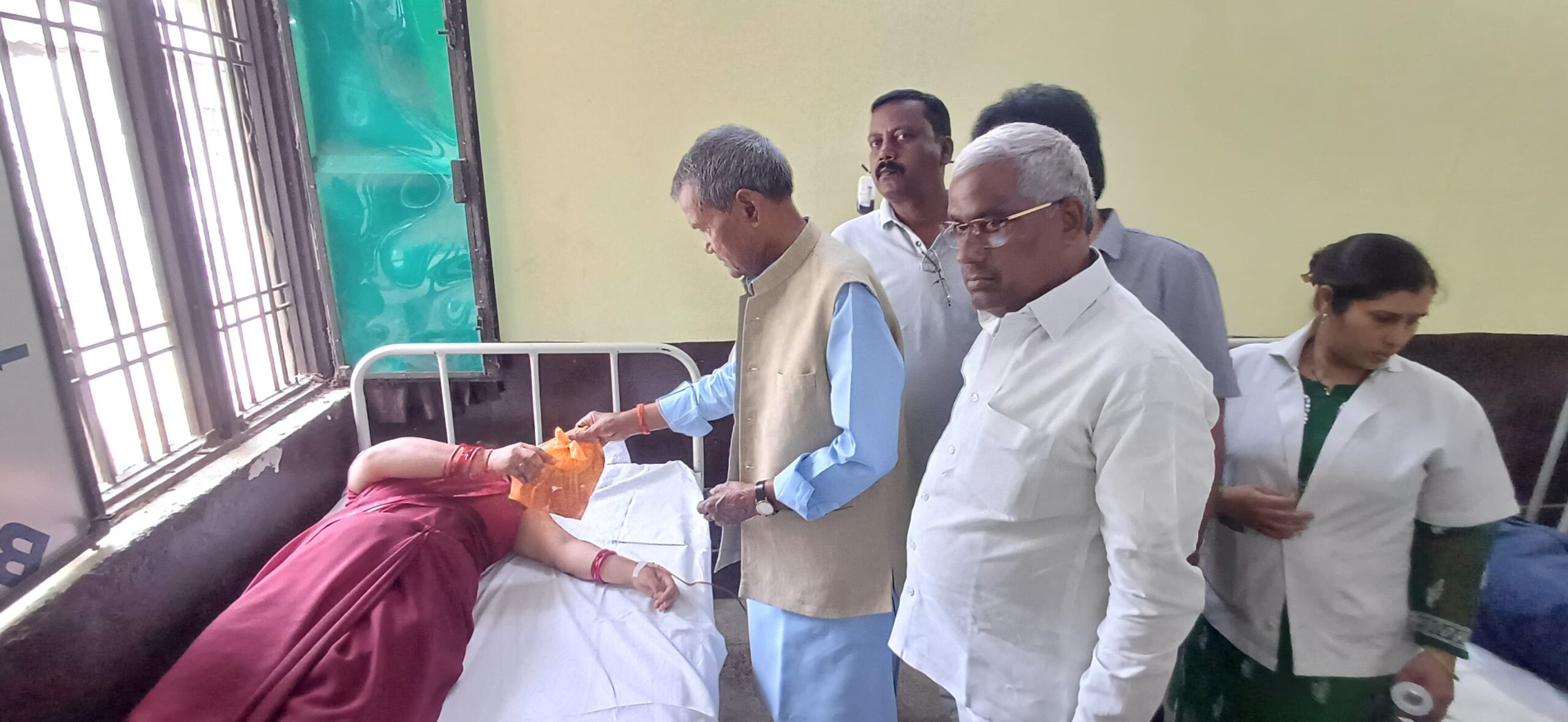 अस्पताल में मरीजों को पूर्व कैबिनेट मंत्री रामपति शास्त्री ने फल बांटकर दिया जनसेवा का संदेश