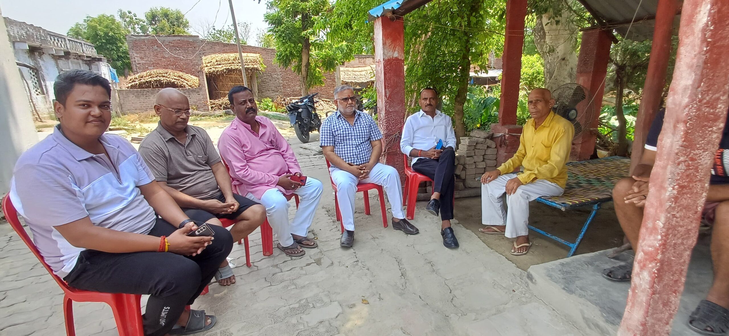 कोल्हमपुर गांव में शोक की लहर, जनप्रतिनिधियों ने घर पहुंचकर जताया दुःख