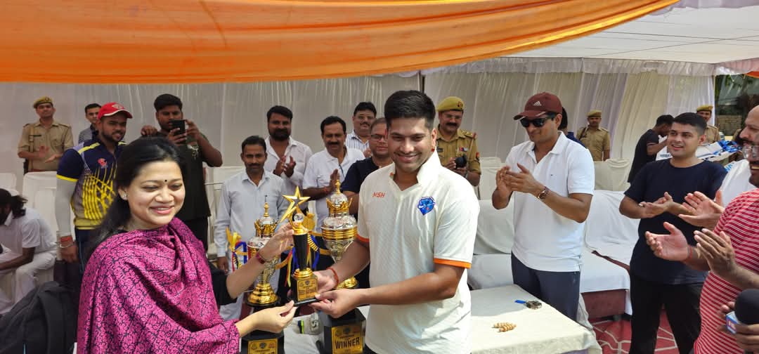 रायबरेली के मोतीलाल नेहरू स्टेडियम में मैत्री क्रिकेट मैच का आयोजन, खेल के जरिए समाजिक एकता का संदेश