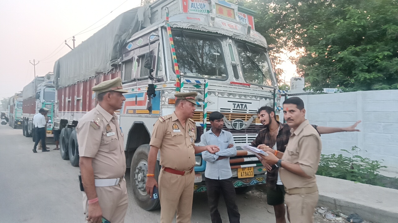 यातायात पुलिस की सख्त कार्रवाई: सड़क किनारे खड़े ट्रकों पर कसा शिकंजा, फैक्ट्री मालिकों को चेतावनी