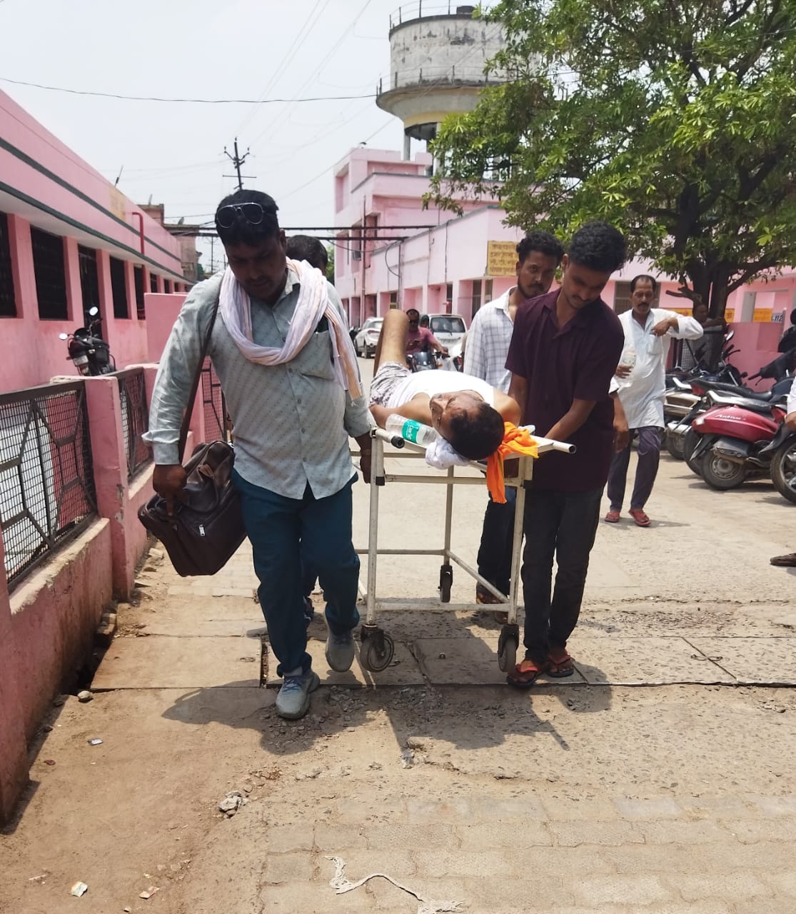 जिला अस्पताल रायबरेली में मरीजों की बेबसी की कहानी: बारिश में टपकती छतें, गड्ढों वाले रास्ते और सिस्टम की चुप्पी