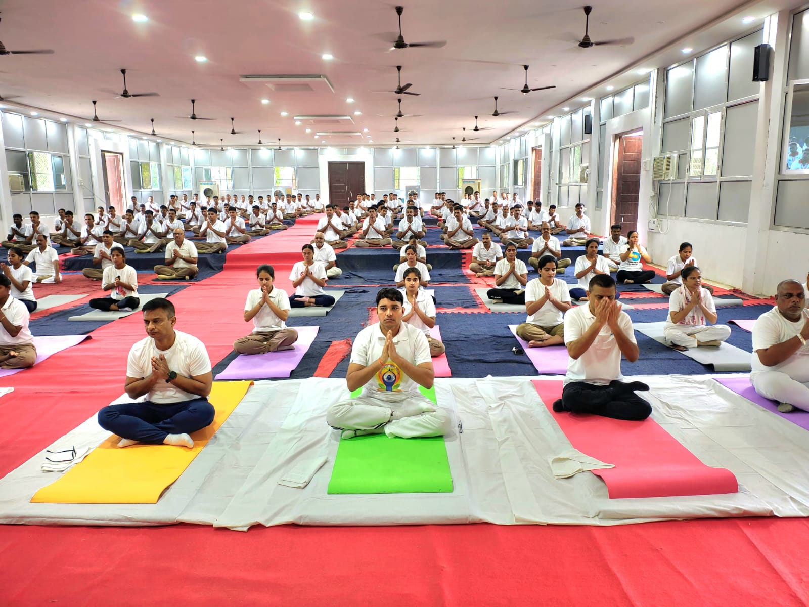 पुलिस लाइन में योग का उत्साह: IG व SP गोण्डा ने अधिकारियों संग किया योग, दिया हेल्दी लाइफ का मैसेज
