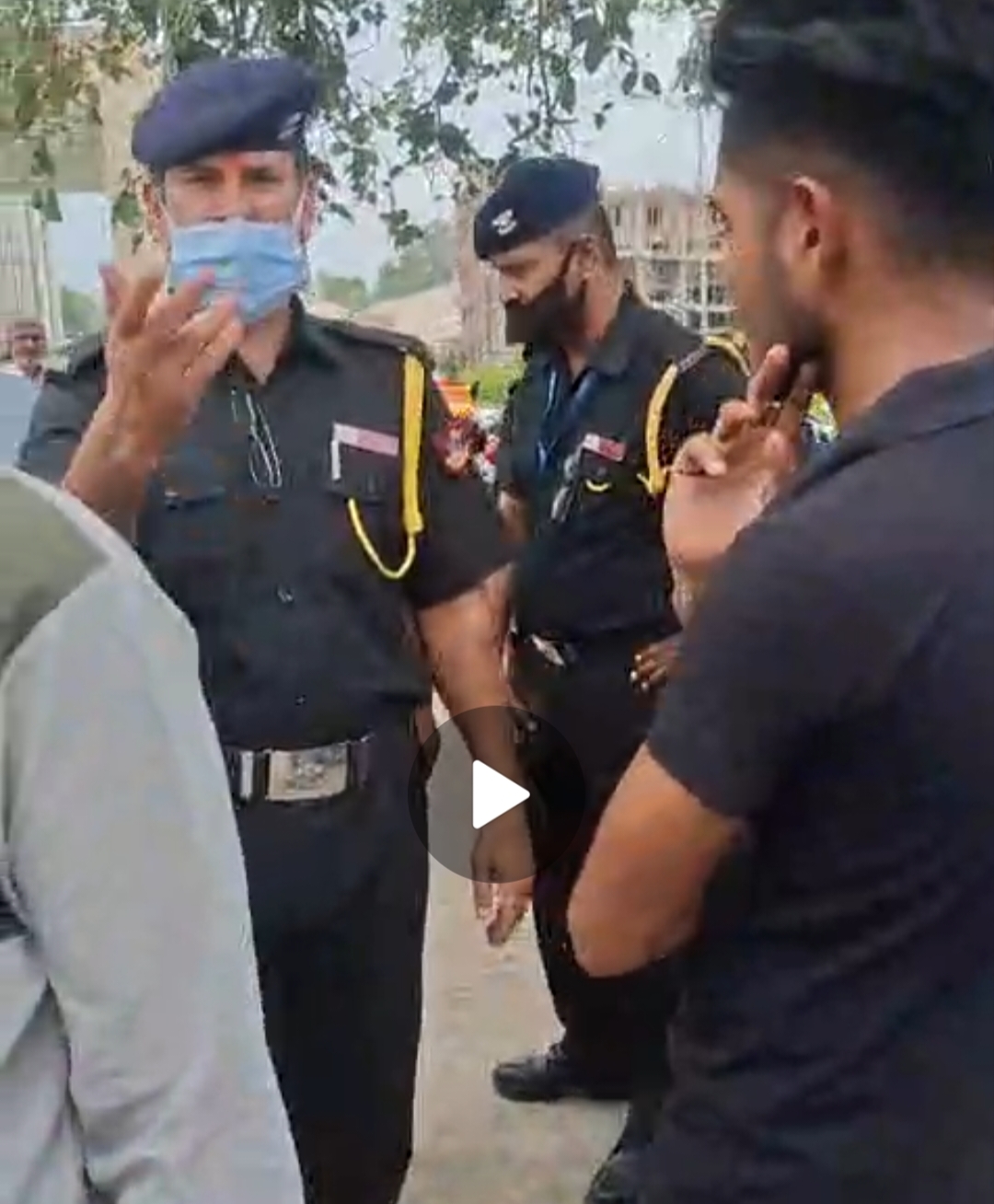 एम्स रायबरेली में गार्ड की बदसलूकी का वीडियो वायरल, तीमारदारों से हाथापाई पर मचा बवाल