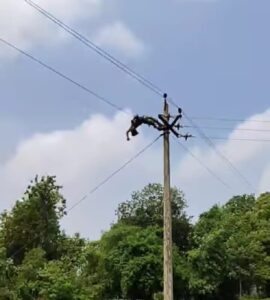 सलोन में बिजली विभाग की लापरवाही: 11 हजार वोल्ट की लाइन पर चढ़े लाइनमैन को लगा करंट, धू-धू कर जला शरीर