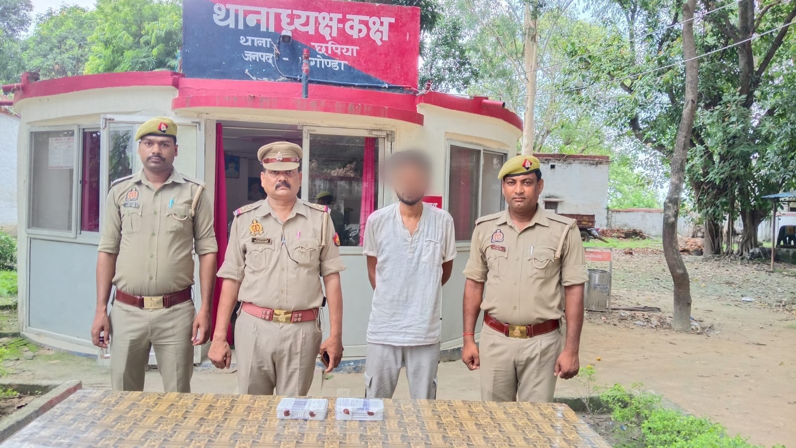 चोरों पर फिर पड़ा पुलिस का कहर! दुकान की दीवार तोड़कर चोरी करने वाला शातिर चोर गिरफ्तार, चोरी के मोबाइल व नकदी बरामद | बड़ी कार्रवाई थाना छपिया पुलिस की