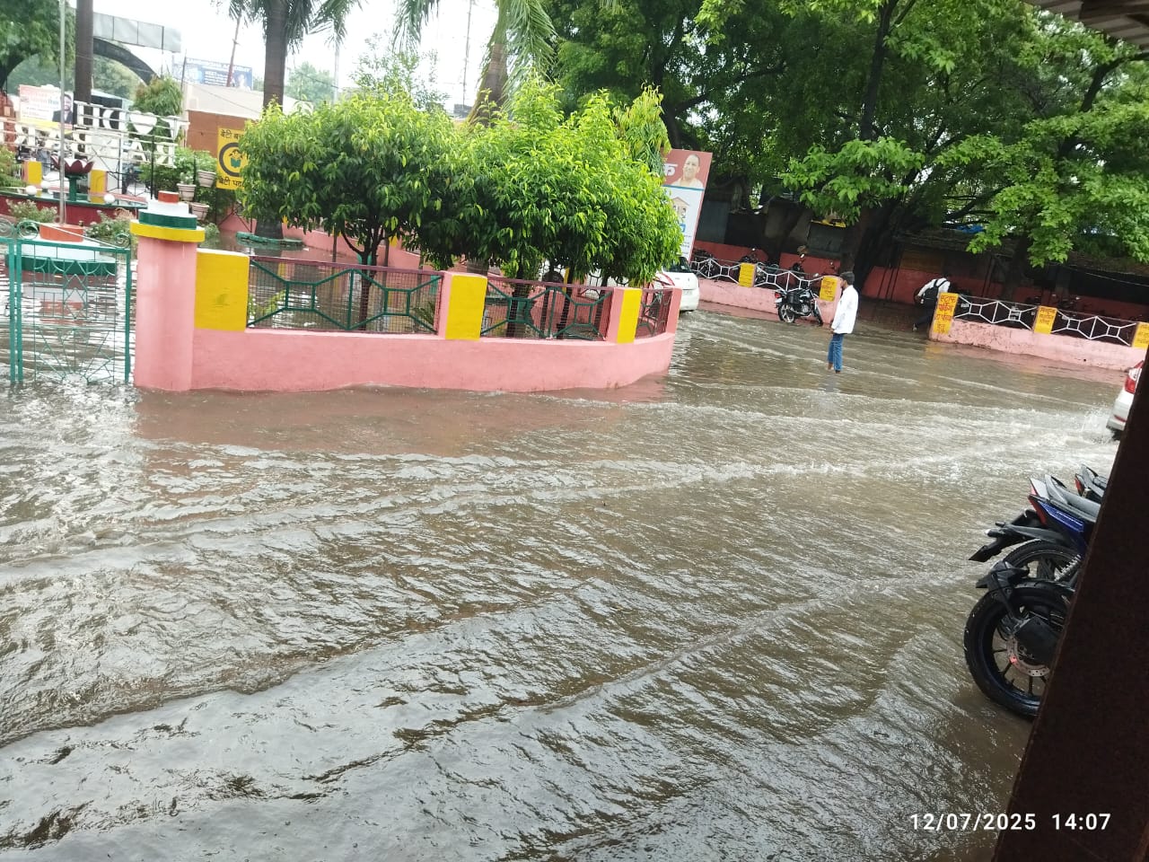 बारिश में भीगते मरीज, टूटी सड़कें और लापरवाह सिस्टम! रायबरेली जिला अस्पताल बना मरीज़ों की परेशानी का केंद्र