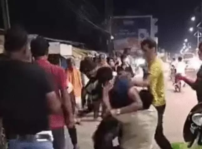 रायबरेली में सड़क हादसे के बाद बवाल: स्कूटी सवार युवक को घेरकर पीटा, मारपीट का VIDEO वायरल | शराब के लिए मांगे ₹5000
