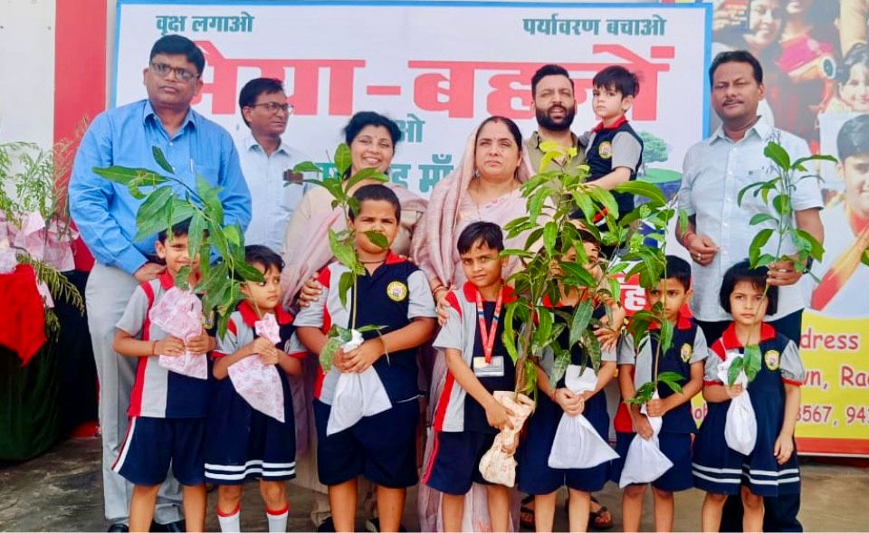 रायबरेली में राइजिंग चाइल्ड स्कूल ने बांटे 1175 पौधे, बच्चों ने लिया हरियाली बचाने का संकल्प
