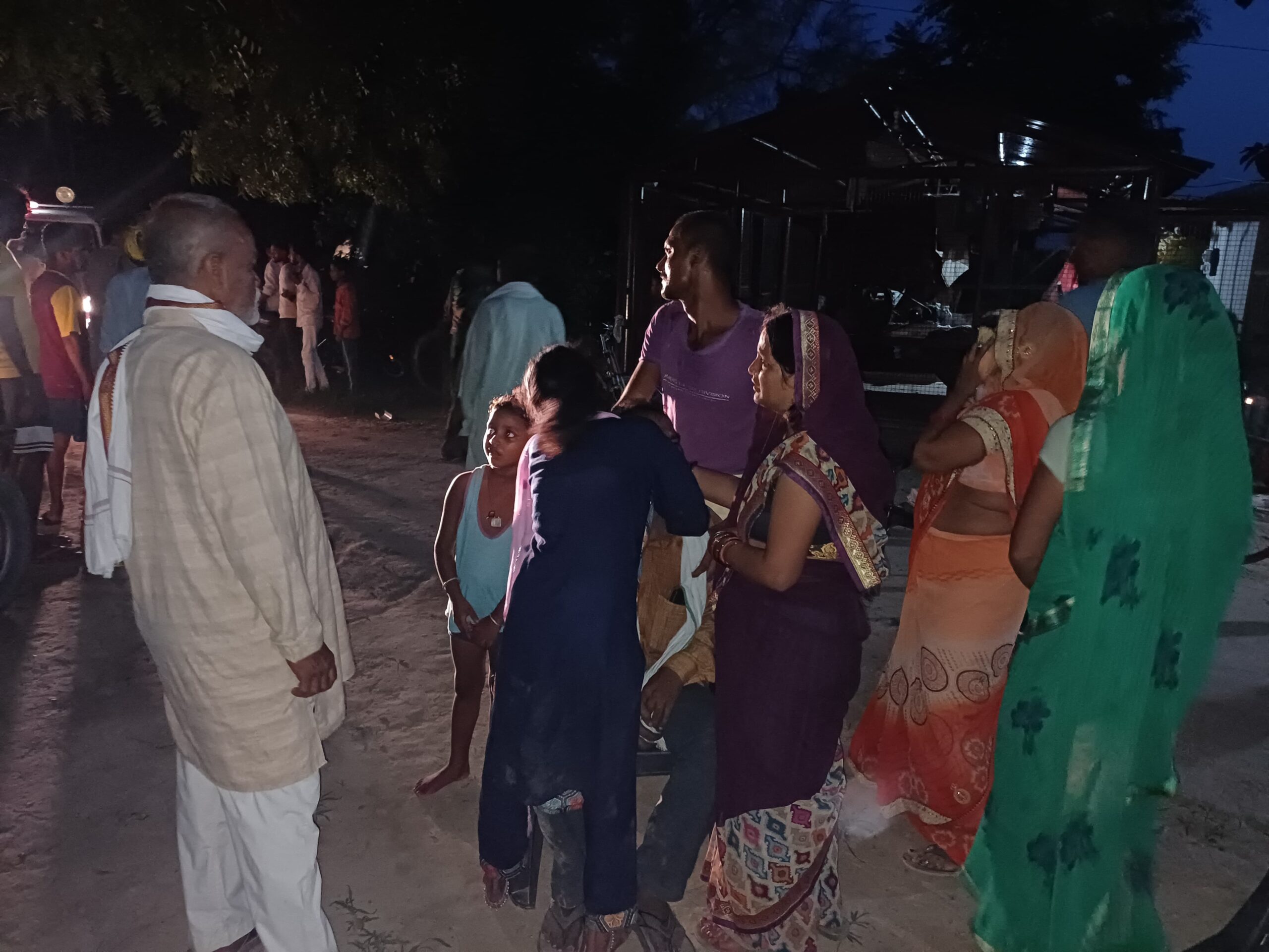गोंडा में दर्दनाक हादसा: खेत में जुताई करते समय हाईटेंशन करंट की चपेट में आए दो सगे भाई और दोस्त, मौके पर हुई तीनों की मौत
