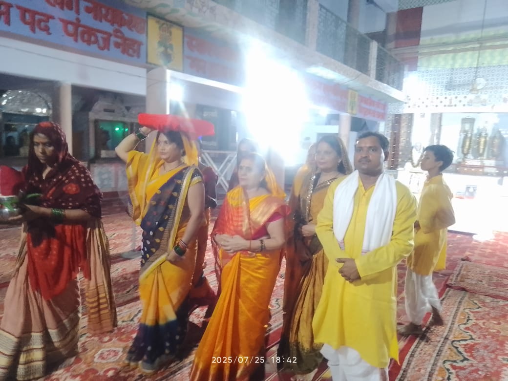 श्रीराम कथा में राम नाम की गूंज, बारिश में भी डटे रहे श्रद्धालु – महाराजगंज में भक्ति का अनुपम दृश्य