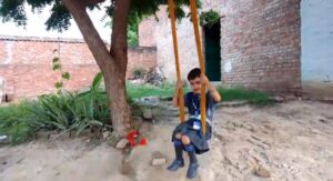 सावन के झूले अब कहां? – एक मिटती परंपरा की कहानी