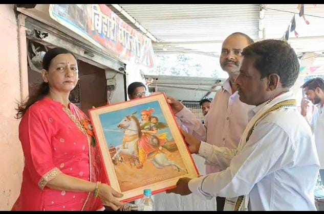 पूनम सिंह ने मनाया आज़ादी का पर्व – शहीदों को नमन, बच्चों को दी प्रेरणा