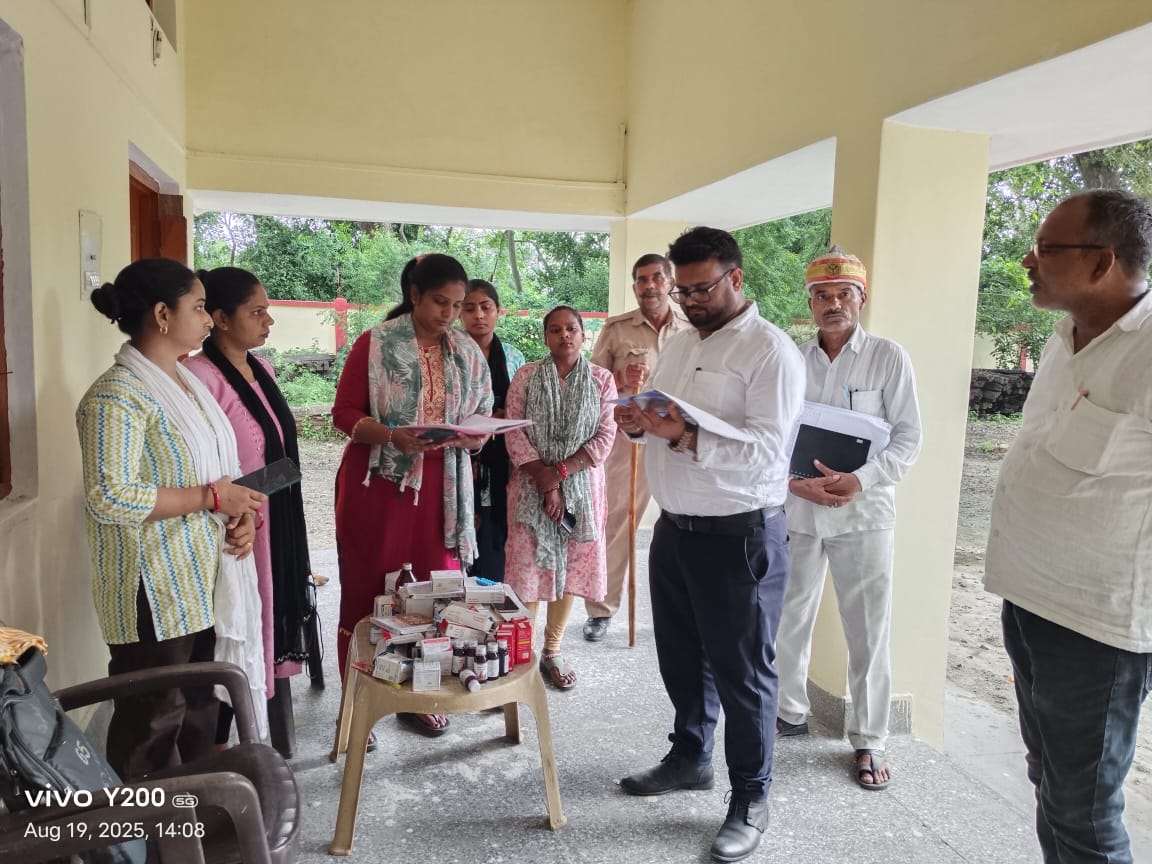 बाढ़ राहत चौकी का औचक निरीक्षण: स्वास्थ्य टीम की पोल खुली, अनुपस्थित कर्मियों से जवाब-तलब