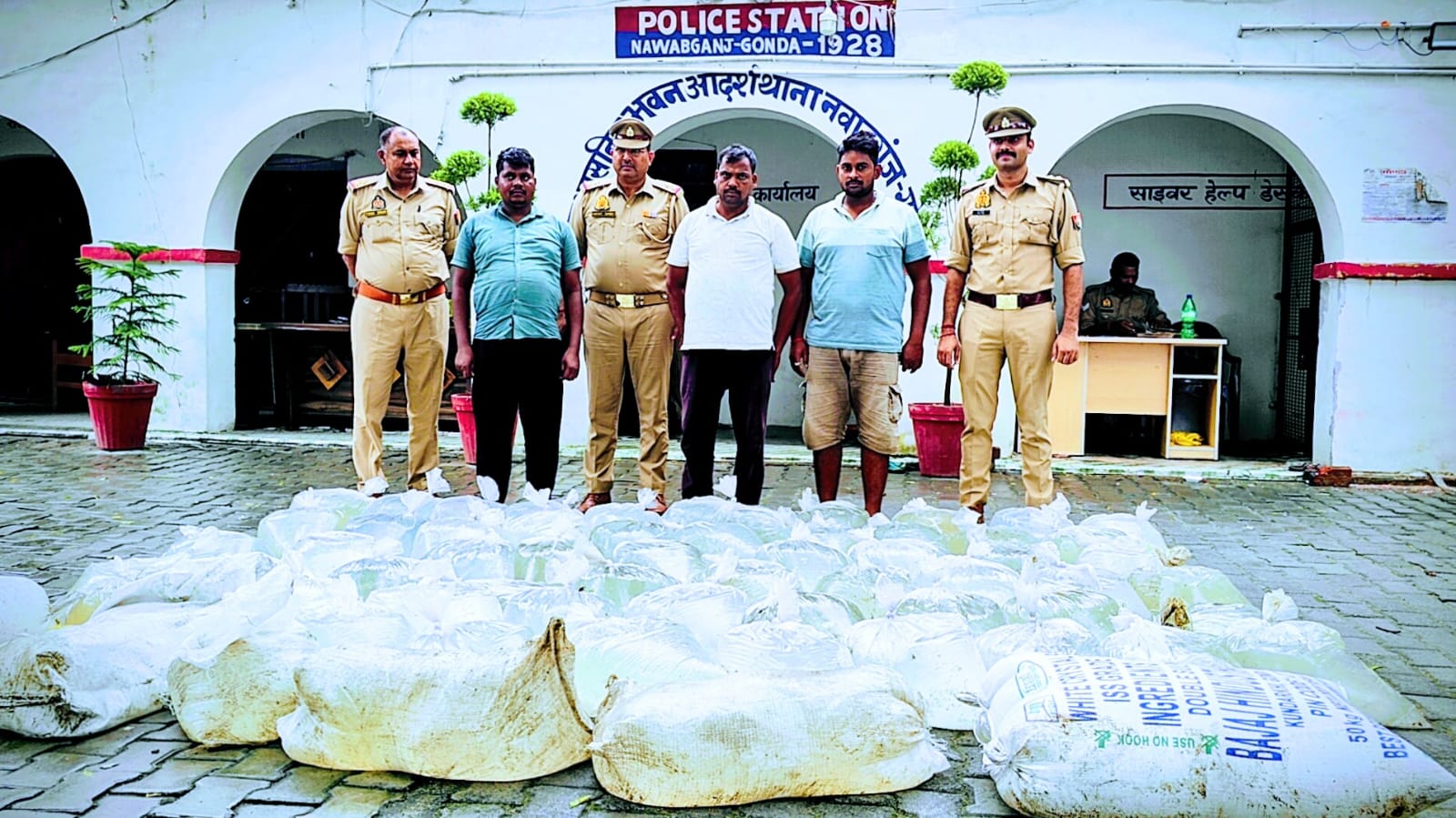 2000 लीटर अवैध कच्ची शराब बरामद: नवाबगंज पुलिस ने तीन आरोपियों को दबोचा, एक फरार