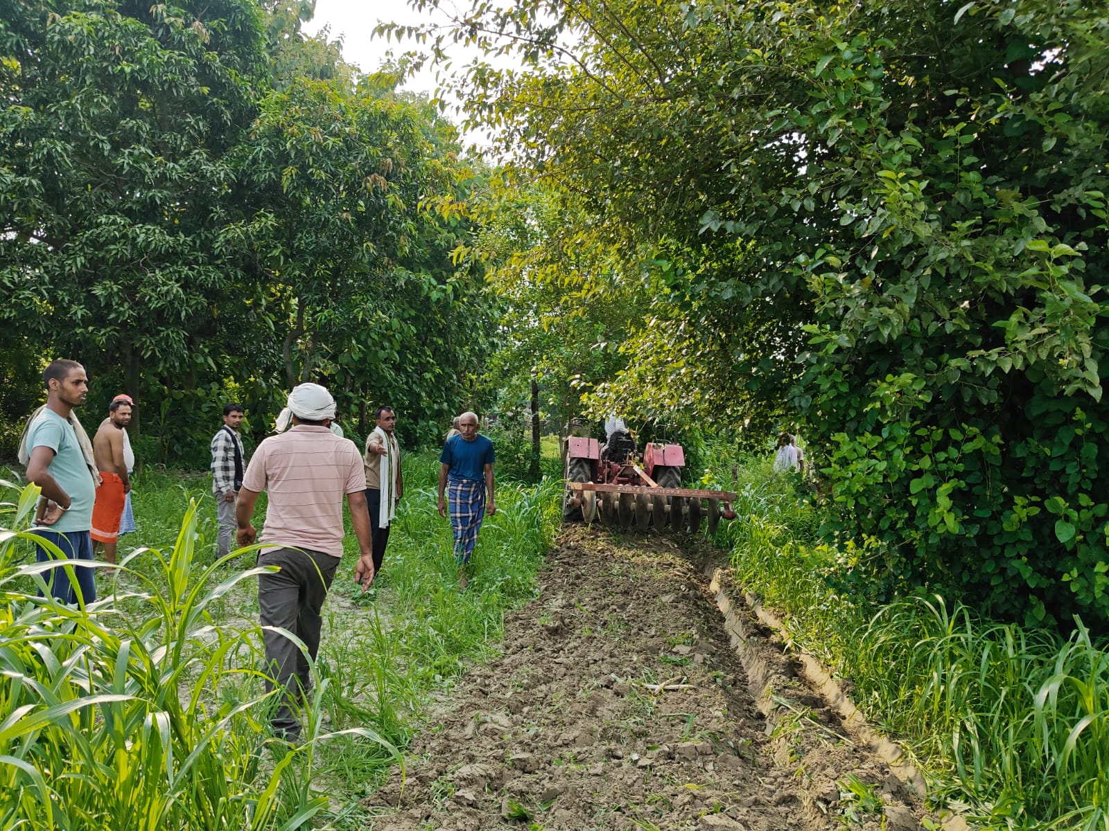 वजीरगंज गोण्डा: राजस्व टीम और पुलिस ने मिलकर चकमार्ग से हटवाया कब्ज़ा, ग्रामीणों ने ली राहत की सांस