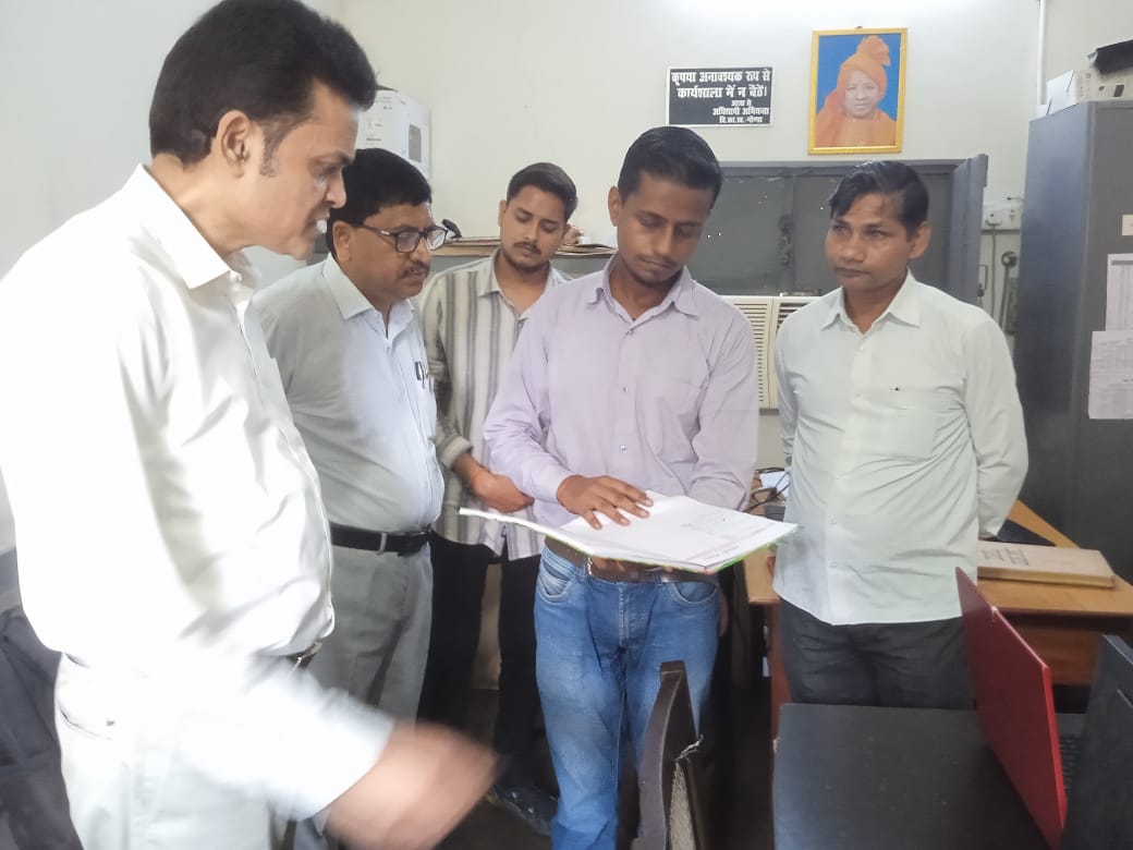 गोंडा में विद्युत विभाग का औचक निरीक्षण: 17 कर्मचारी अनुपस्थित, आयुक्त ने दिए कड़े निर्देश