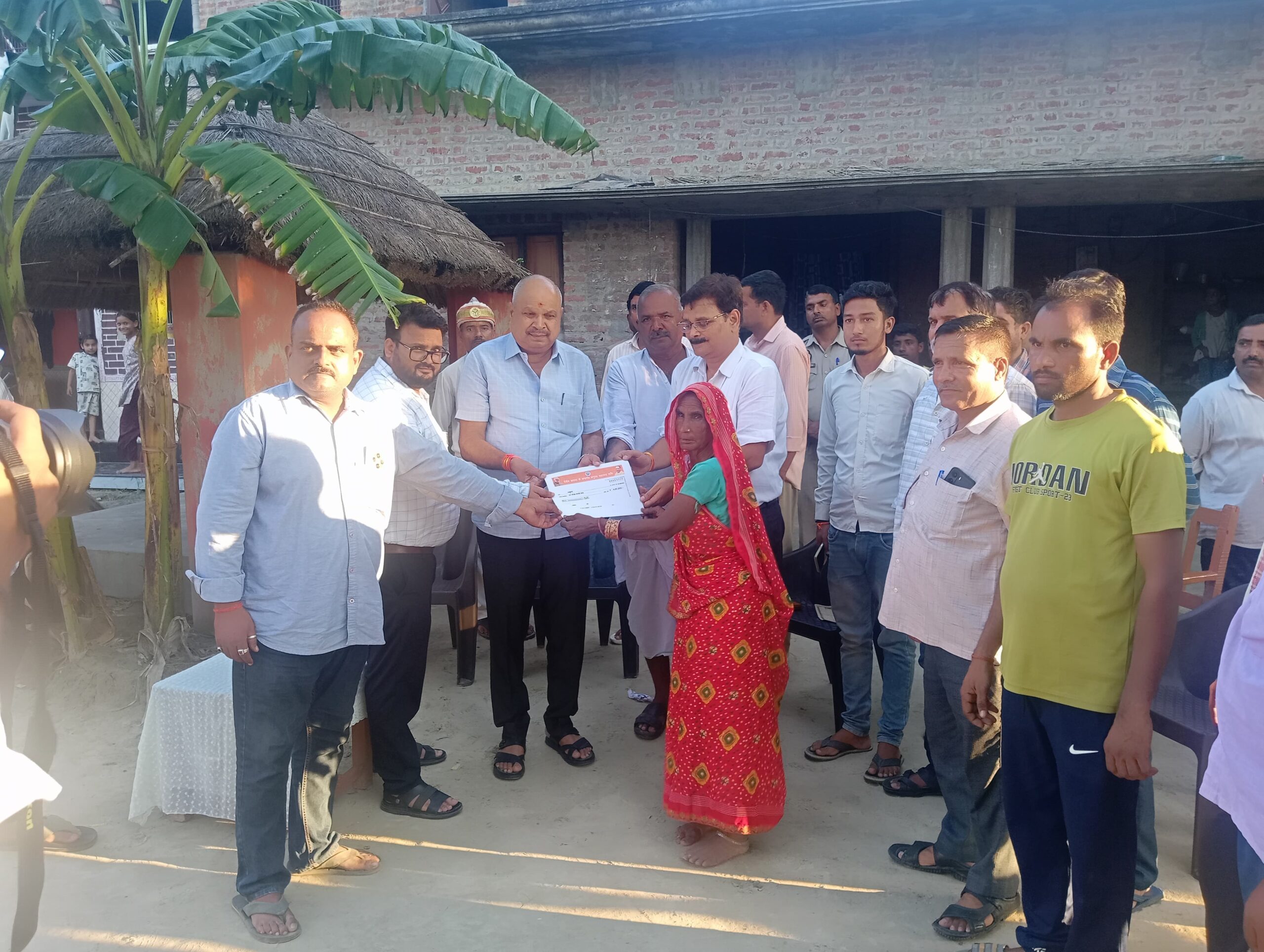 गोंडा में आकाशीय बिजली से युवक की मौत, परिजनों को मिला मुआवजा चेक – MLA और SDM रहे मौजूद