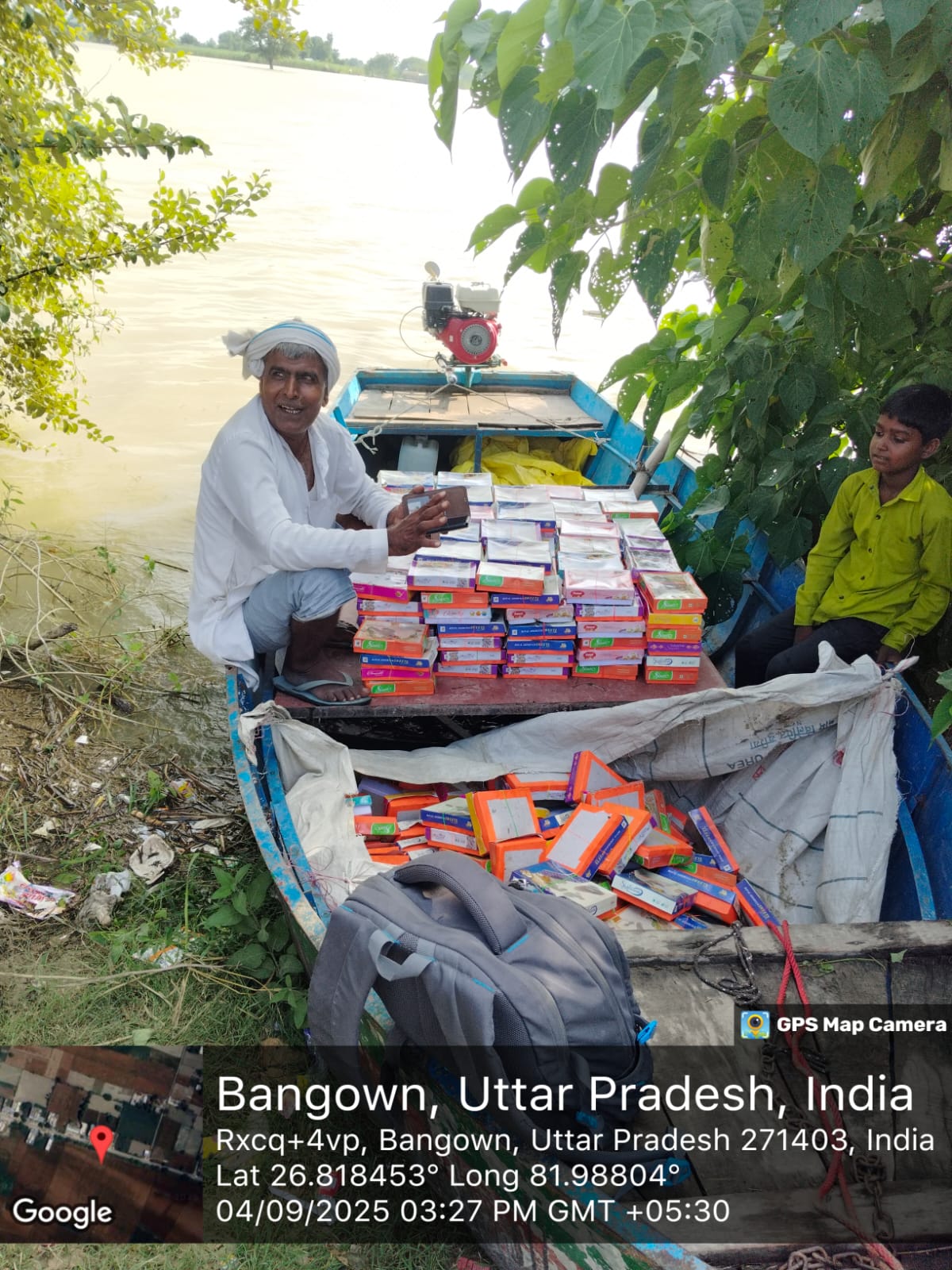 गोंडा तरबगंज में बाढ़ का कहर, तहसीलदार आशुतोष पाण्डेय ने खुद किया Boat से राहत वितरण