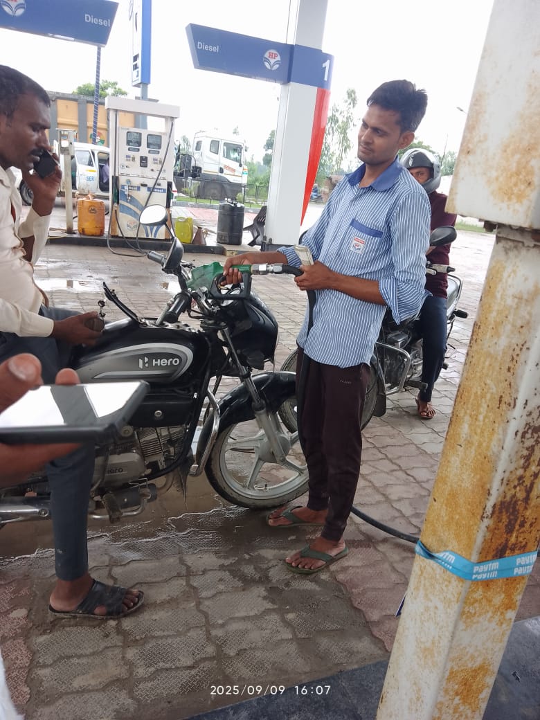 नो हेलमेट नो फ्यूल अभियान की उड़ रही धज्जियां, जिम्मेदार बने मूकदर्शक