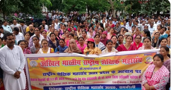 TET अनिवार्यता के खिलाफ सड़कों पर उतरे हजारों शिक्षक