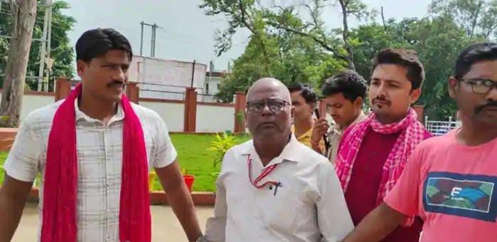 रिश्वत लेते कर्मचारी रंगे हाथ गिरफ्तार