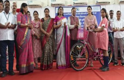 डीएम ने 120 बालिकाओं को दी साइकिलें, कहा