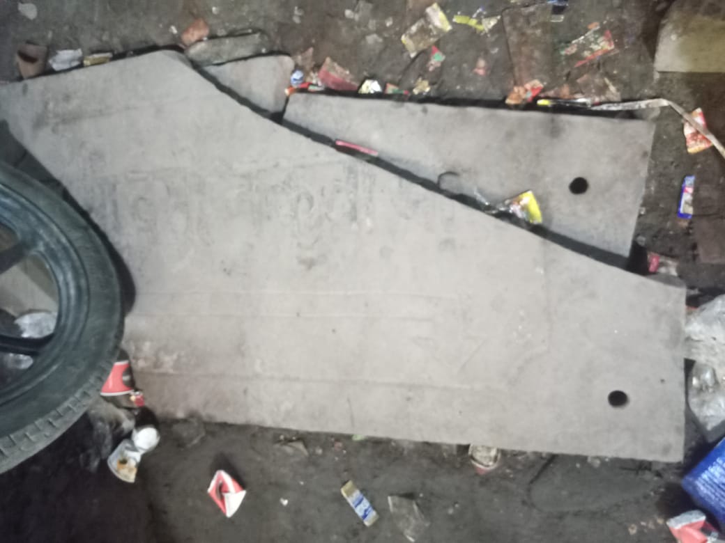 स्वतंत्रता संग्राम सेनानी और पूर्व मंत्री वसी नकवी के नाम का शिलापट्ट नाली में फेंका गया, प्रशासन की लापरवाही पर परिवार का आक्रोश