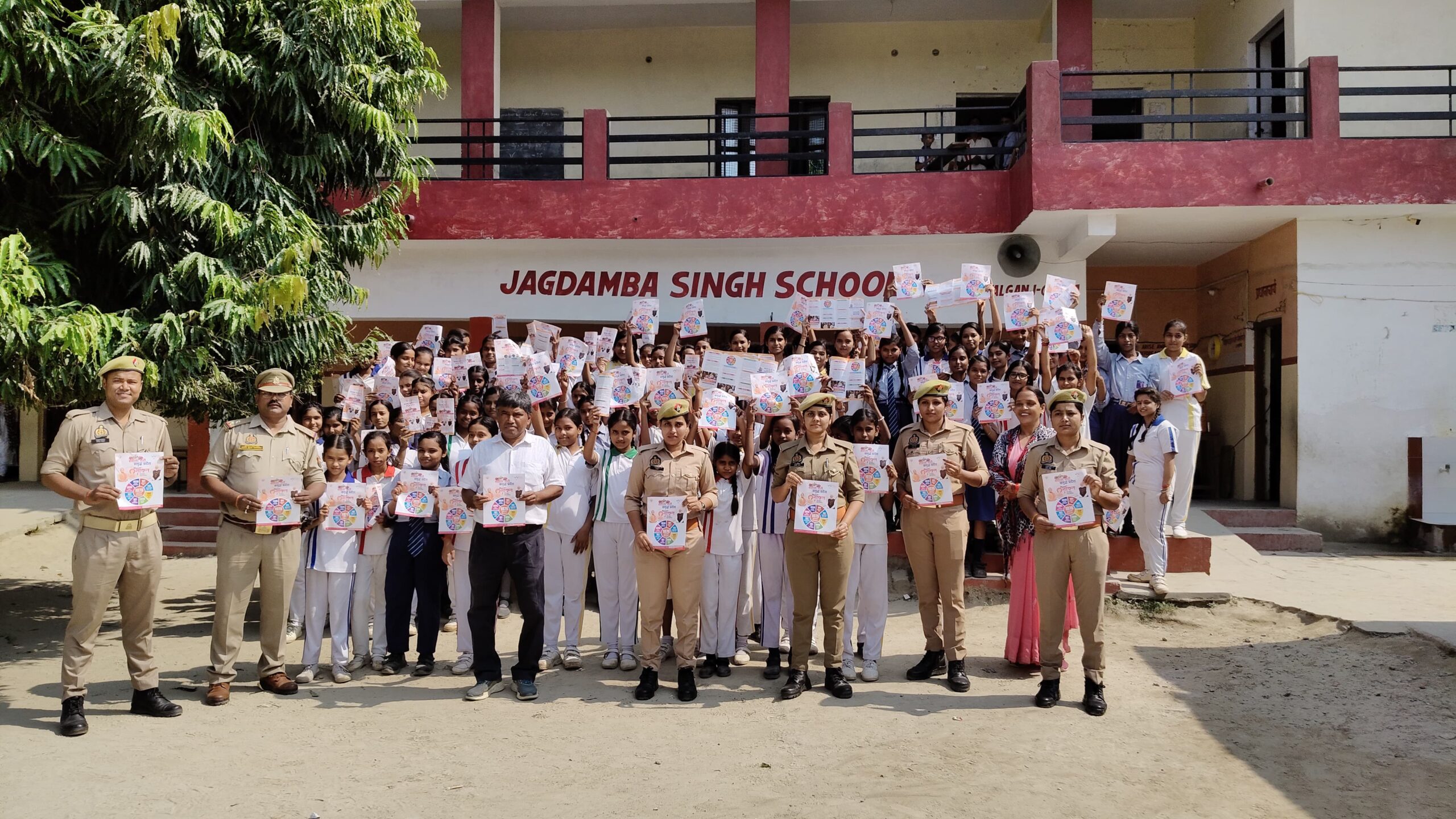 छात्राओं को आत्मरक्षा, साइबर सुरक्षा और हेल्पलाइन नंबरों की जानकारी देकर बढ़ाया आत्मविश्वास
