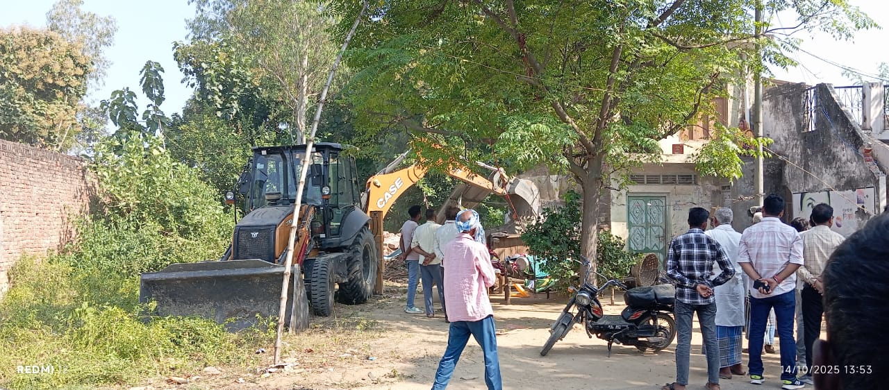 हाईकोर्ट के आदेश के बाद हटाया गया अवैध कब्जा, ग्राम बंधवा में अतिक्रमणकारियों ने खाली की सरकारी भूमि