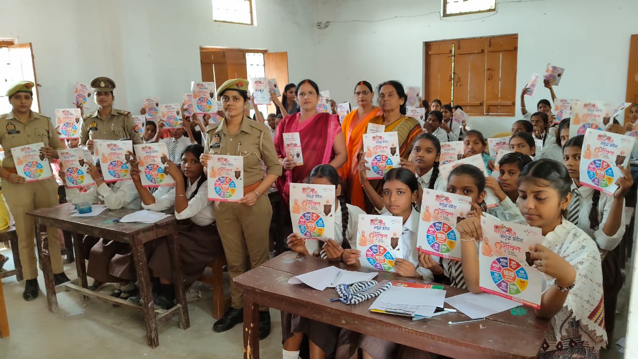 नवाबगंज में छात्राओं को किया गया जागरूक — सुरक्षा की दिशा में पुलिस की सराहनीय पहल