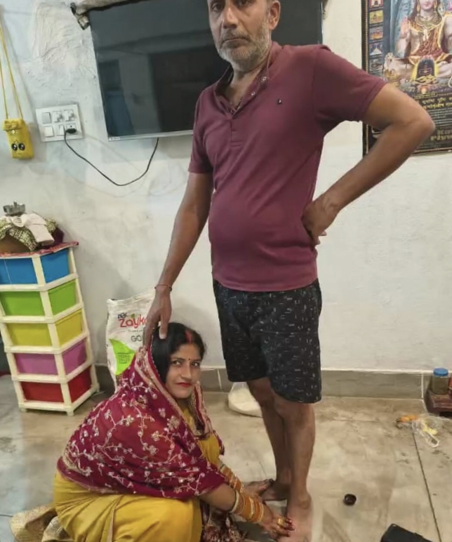 करवा चौथ की धूम — मेहंदी की खुशबू से महका बाजार, महिलाओं ने चांद को देख किया व्रत पूरा