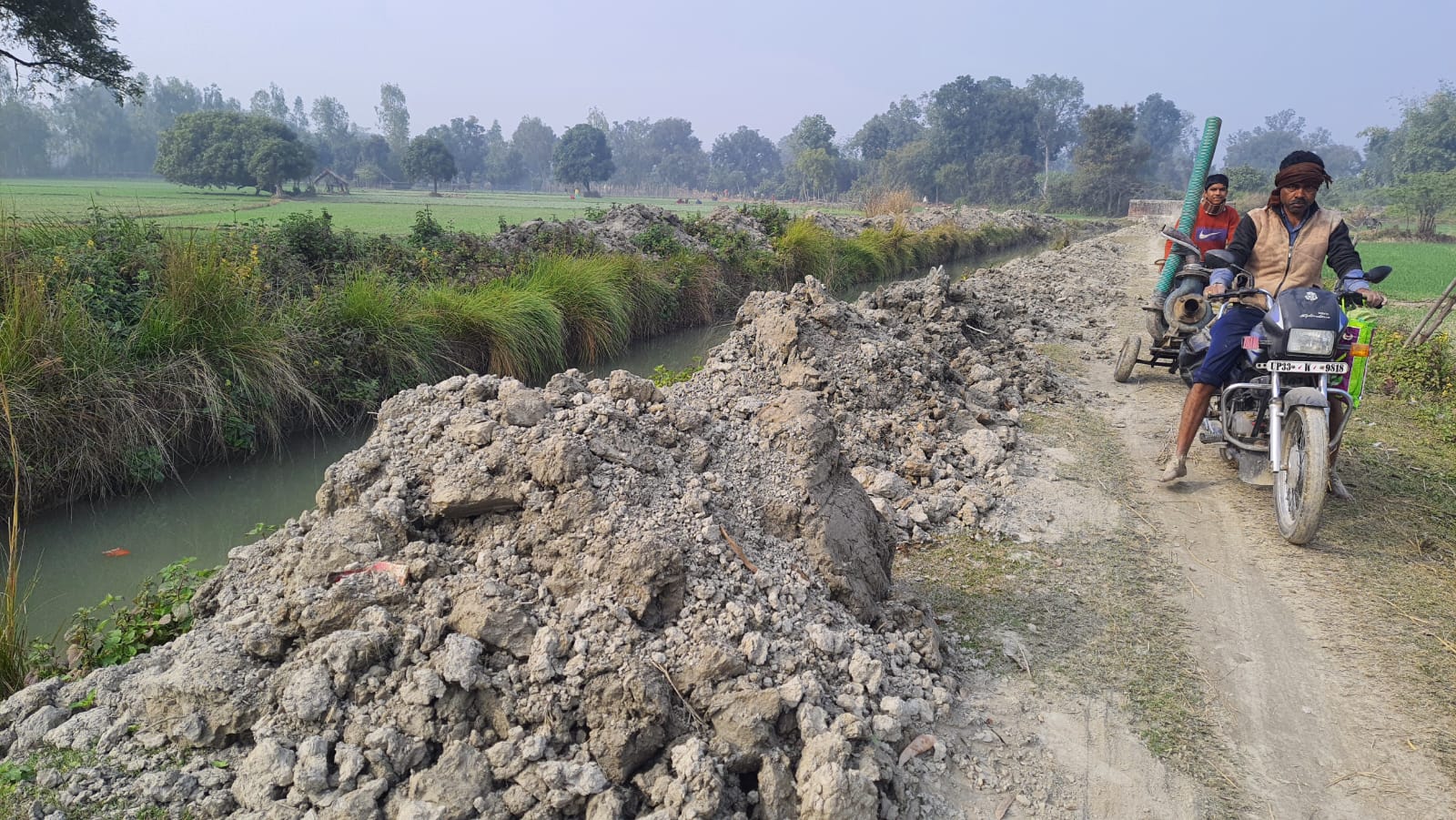 बैंती रजबहा की सफाई में भारी लापरवाही, जेसीबी से हुए खिलवाड़ ने बढ़ाई किसानों की मुसीबत