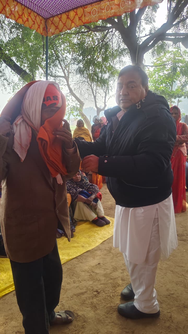 भीषण ठंड में मानवता की मिसाल: नगर पंचायत अध्यक्ष चंद्रशेखर रस्तोगी ने ग्रामीणों को बांटे कंबल, जरूरतमंदों को मिली बड़ी राहत