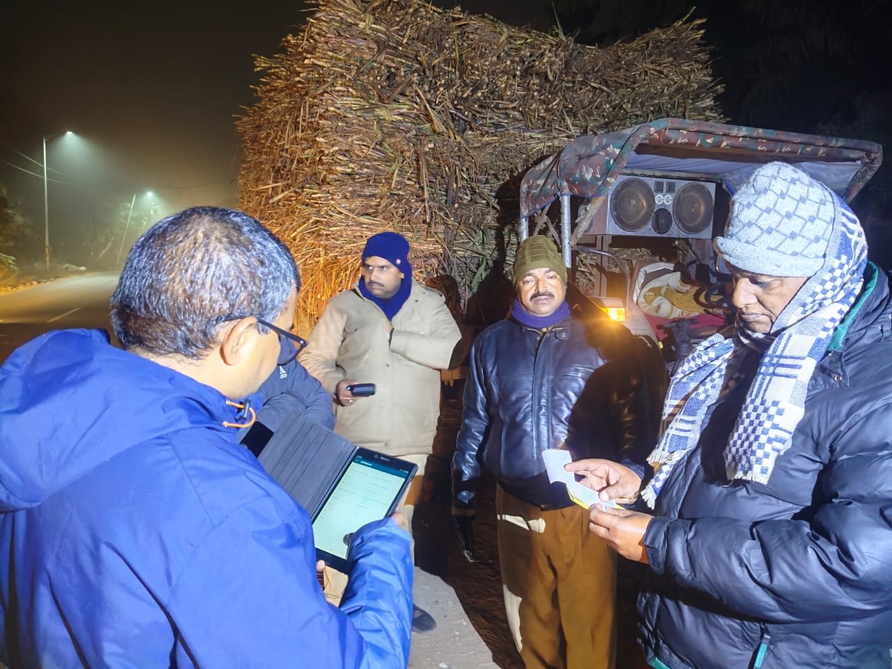 ओवरलोड पर सख्ती, एआरटीओ प्रशासन की देर रात कार्रवाई—गन्ना क्रय केंद्र से चीनी मिल जा रहे 5 ट्रैक्टर-ट्रॉली का चालान