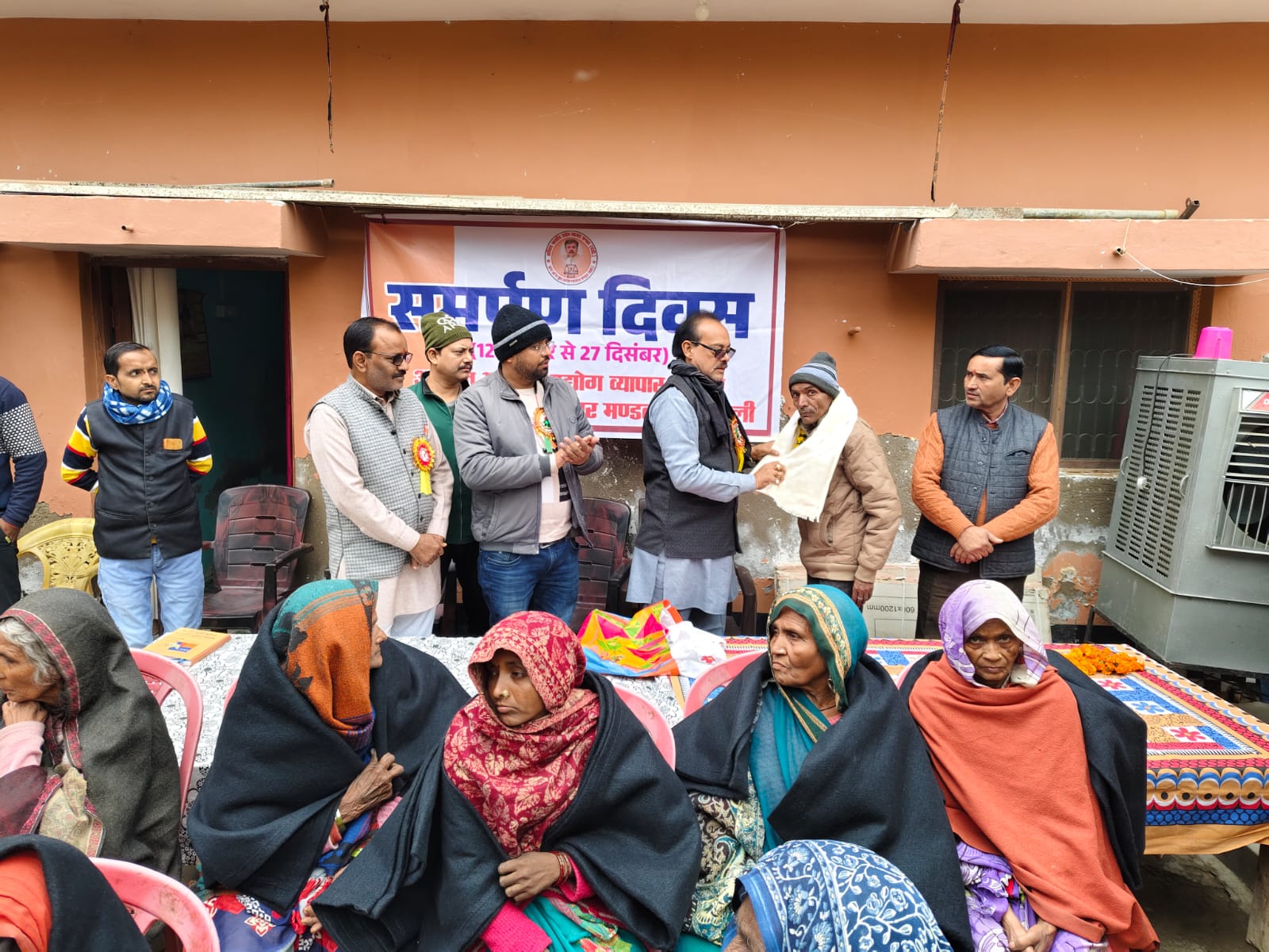 समर्पण दिवस पर सेवा की गर्माहट: व्यापार मंडल ने 51 जरूरतमंदों को कंबल बांटकर दिखाई सामाजिक जिम्मेदारी