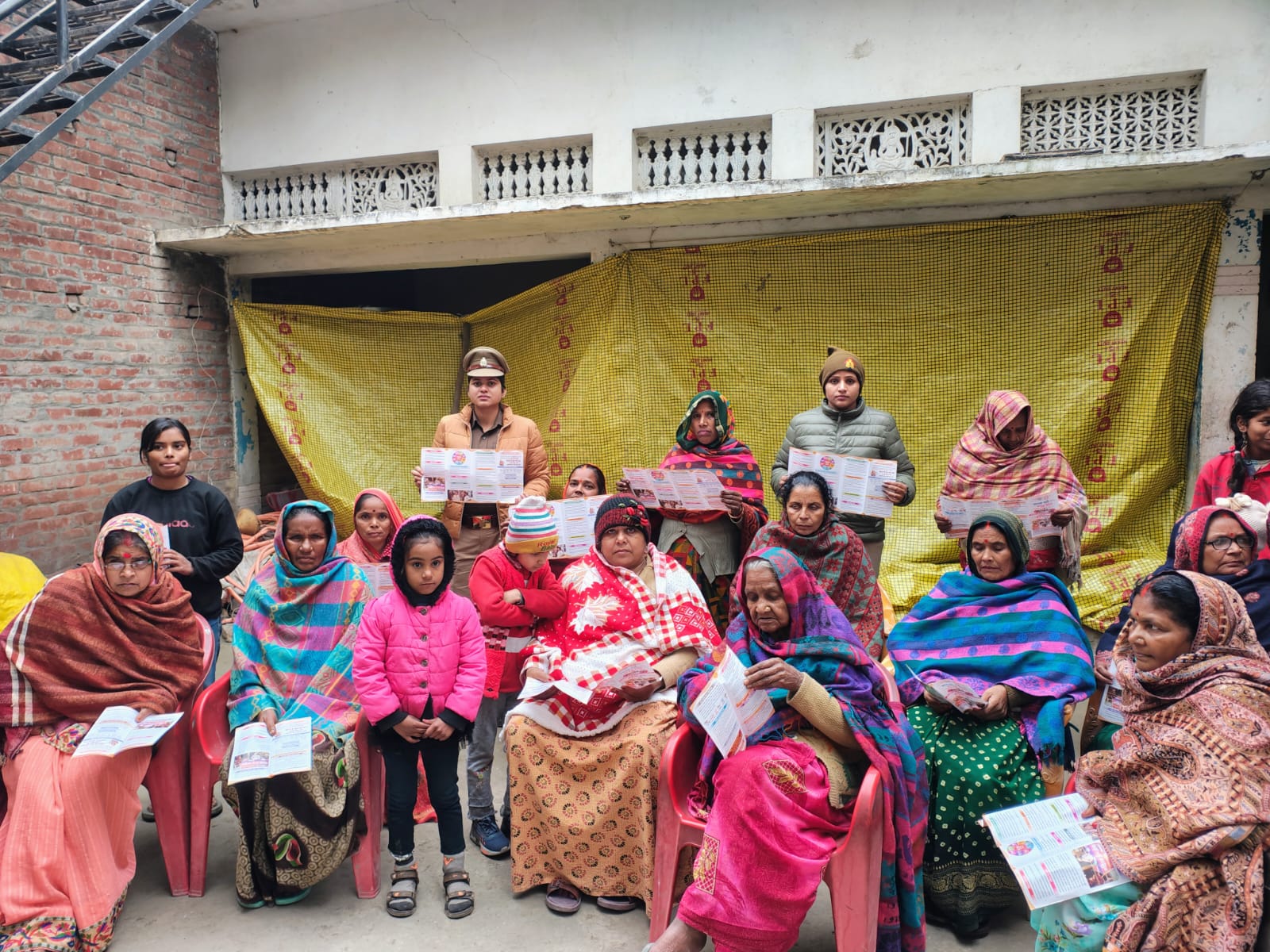 नवाबगंज में जागरूकता की मजबूत पहल, चौपाल के माध्यम से महिलाओं एवं बालिकाओं को मिला सुरक्षा का भरोसा