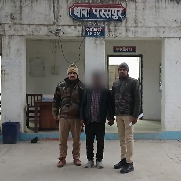 गोंडा में पुलिस का बड़ा एक्शन, 50 हजार के इनामिया शातिर बदमाश ज़ाकिर को एसटीएफ व परसपुर पुलिस ने दबोचा