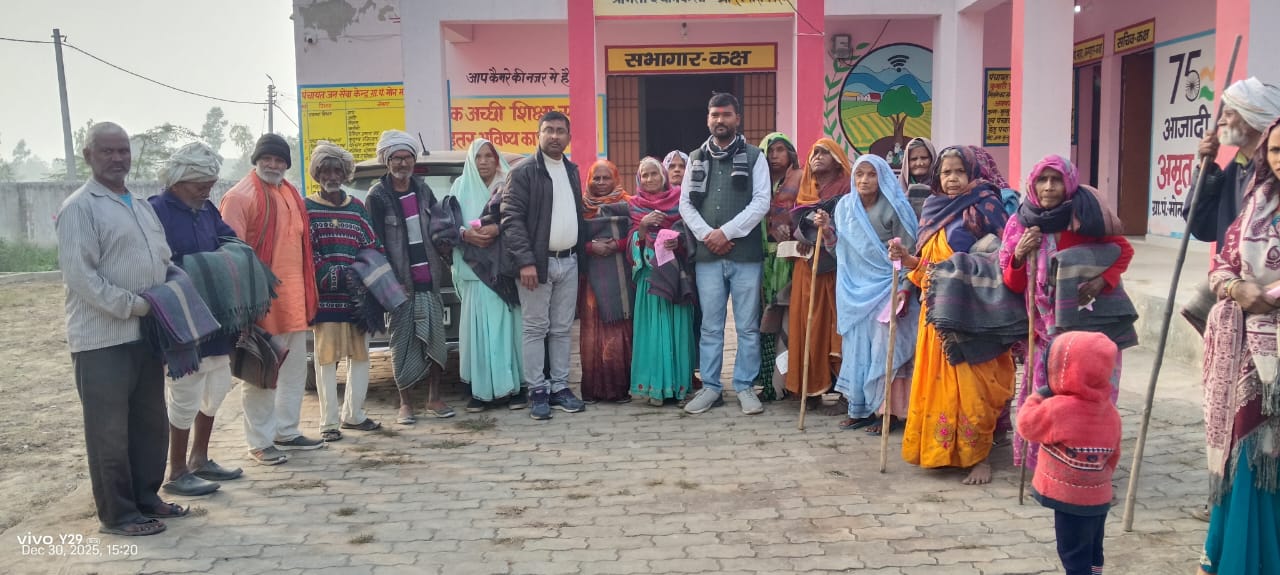 कड़ाके की ठंड में शासन की पहल बनी सहारा, मोन गांव में कंबल पाकर बुजुर्गों के चेहरों पर लौटी राहत की मुस्कान