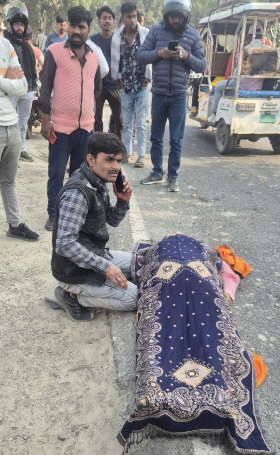 अनियंत्रित डीसीएम की टक्कर से मौत: नंदिनी नगर कॉलेज के पास बाइक सवार महिला की दर्दनाक मौत, चालक गिरफ्तार