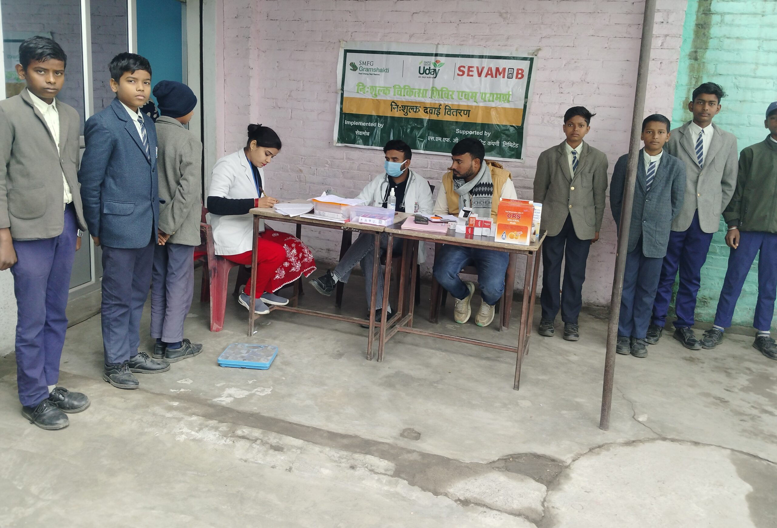 ब्लू माउंट ग्लोबल स्कूल में विद्यार्थियों का स्वास्थ्य परीक्षण, मुफ्त दवाओं का भी वितरण