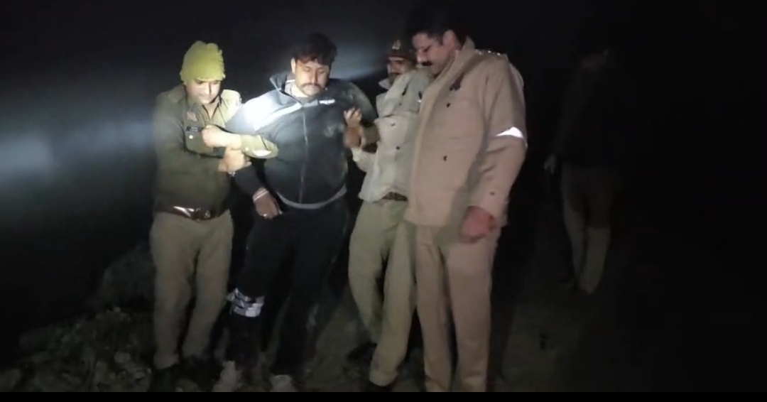 रायबरेली में देर रात पुलिस–अपराधी आमना-सामना, गोवध से जुड़े वांछित बदमाश पर चली गोली, हथियार व बाइक बरामद