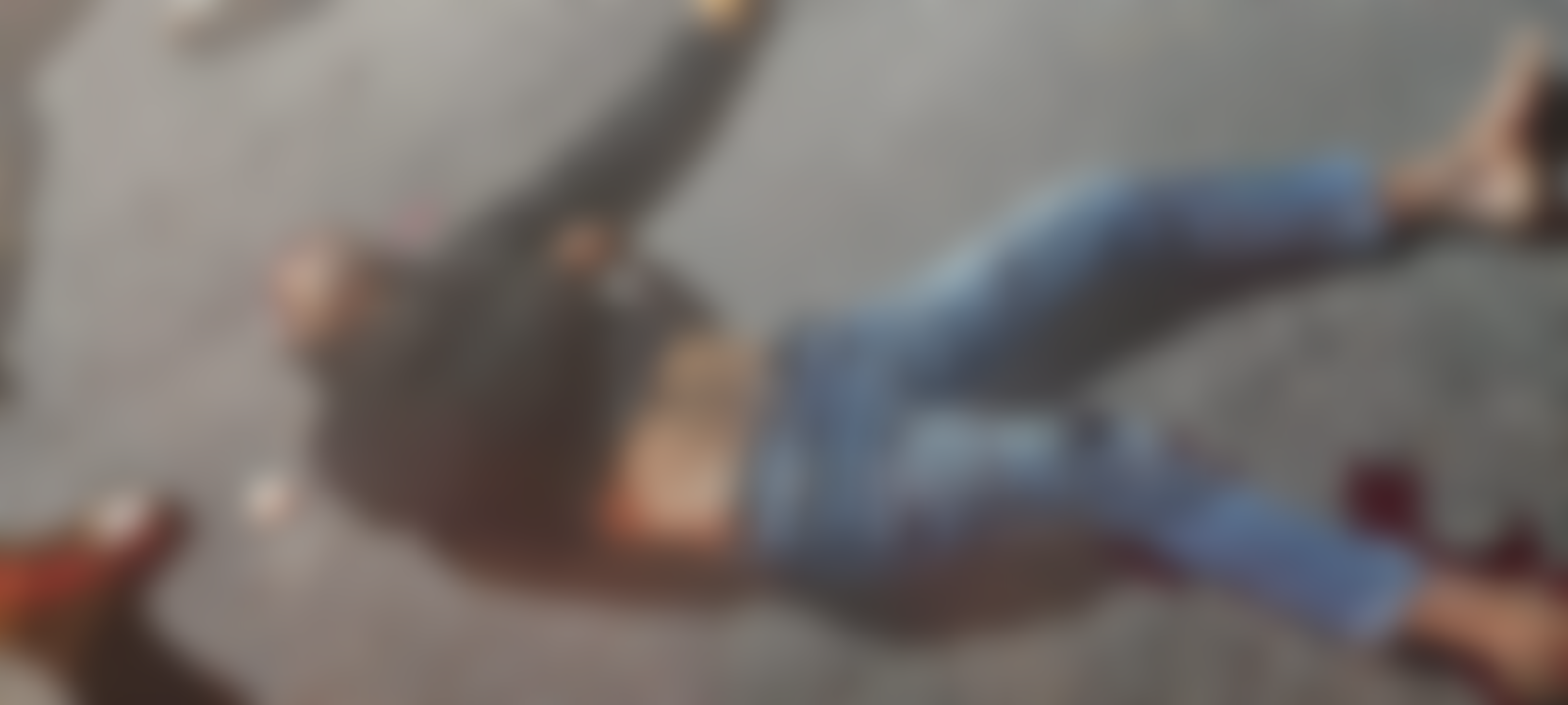 दर्दनाक सड़क हादसा, अज्ञात वाहन की टक्कर से अपाची सवार दो युवक गंभीर रूप से घायल