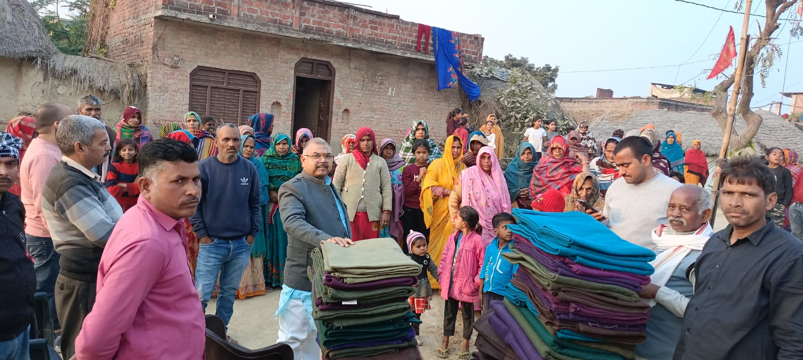 कड़कड़ाती ठंड में मानवता की गरमाहट: मऊ ग्राम पंचायत में 1500 गरीबों तक पहुँचा सेवा का कंबल, सत्येंद्र प्रताप सिंह बने सहारा