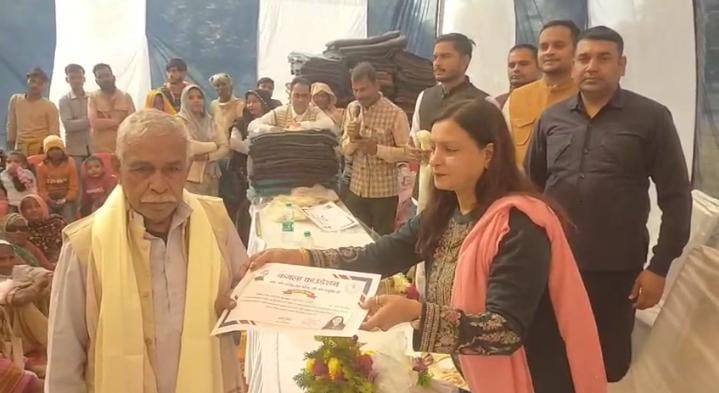 स्व. अखिलेश सिंह की याद में जनसेवा का आयोजन, पूनम सिंह ने जरूरतमंदों को कंबल बांटकर दिया सेवा का संदेश