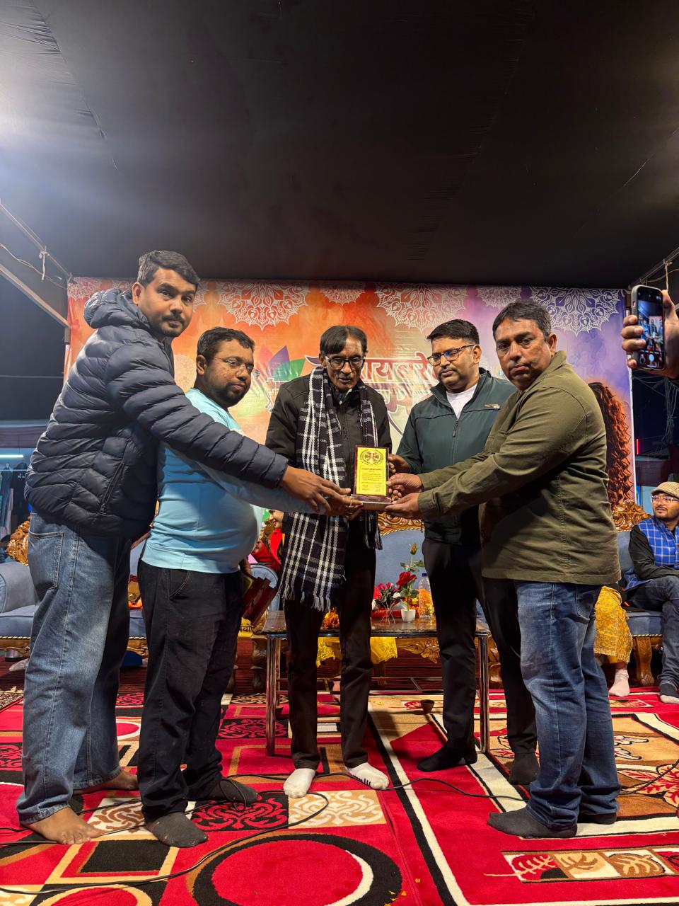 ठंड, ठहाके और तालियों के बीच आखिर क्या हुआ ऐसा कि देर रात तक खाली नहीं हुई महफिल?