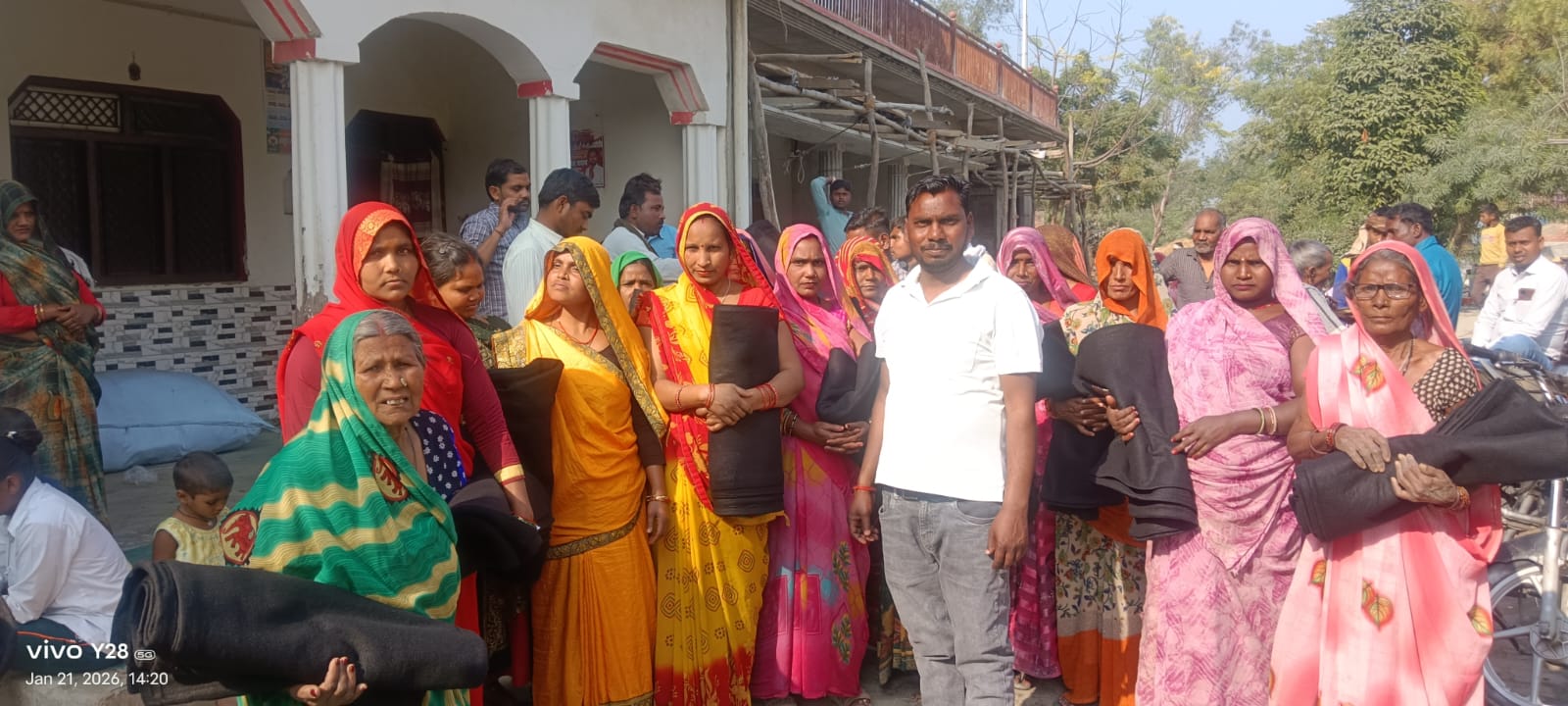 कड़ाके की ठंड में अचानक गांव में जल उठा सेवा का अलाव… क्या है इस आयोजन की असली वजह?