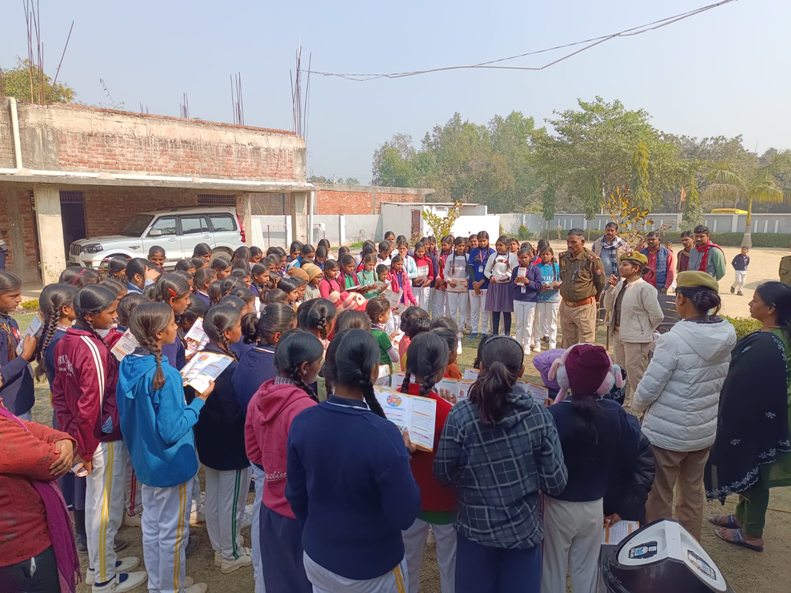 स्कूल की घंटी बजी… लेकिन क्लास नहीं, सुरक्षा का पाठ पढ़ाने पहुंच गई पुलिस टीम?